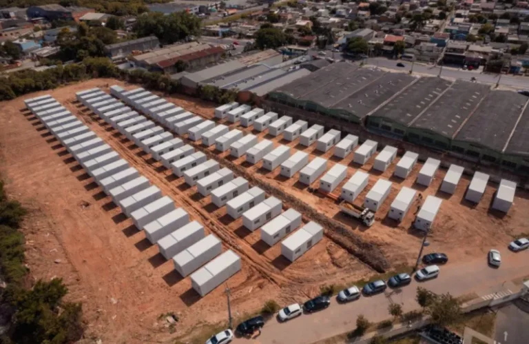 Famílias atingidas pelas enchentes seguem sem solução habitacional em Canoas 