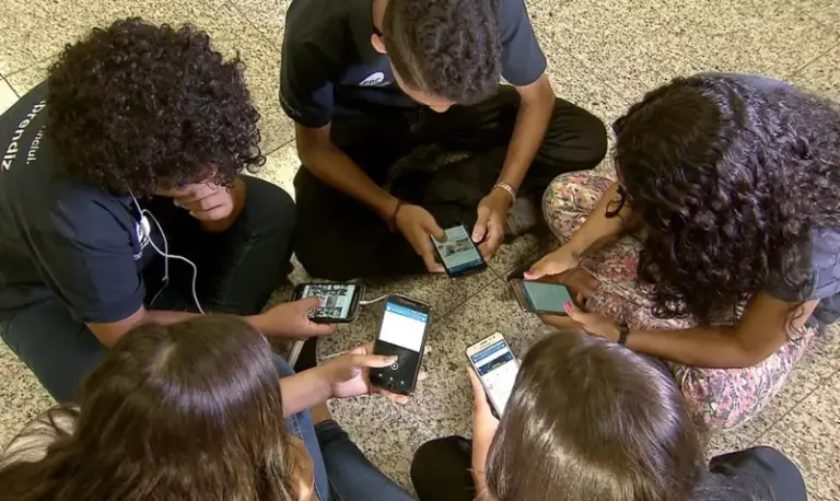 A nova lei sobre restrição de celulares nas escolas e os desafios da educação inclusiva