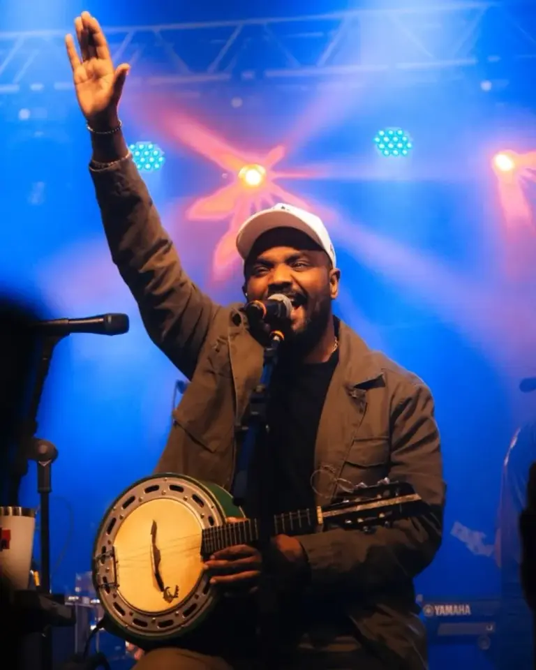 Arlindinho canta clássicos de Arlindo Cruz em show inédito em Curitiba