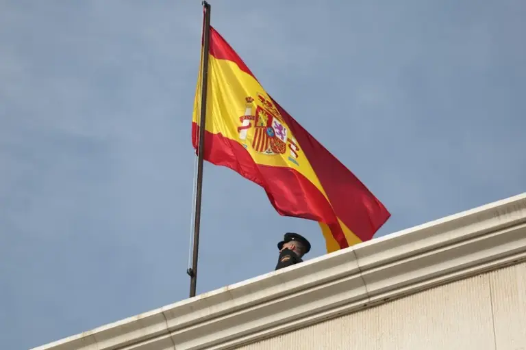 Chanceler da Espanha encontra líder do HTS e reabre embaixada na Síria