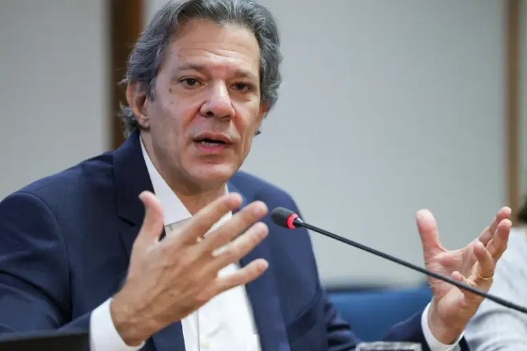Brasil espera oficialização de taxação do aço para responder; analista recomenda 'cautela'