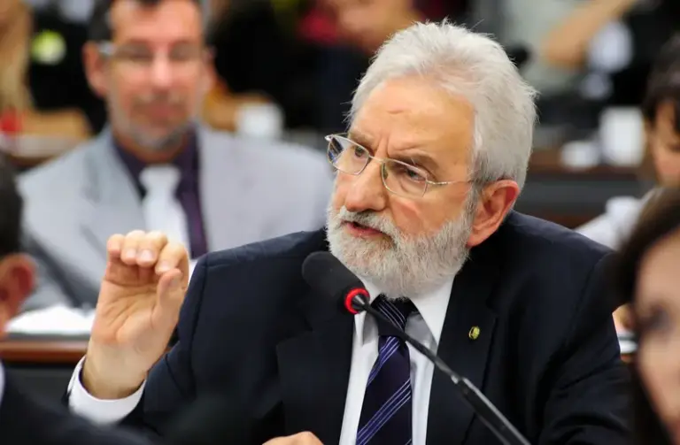 'Ditadura impõe experiências duras de vida', relembra deputado Ivan Valente  