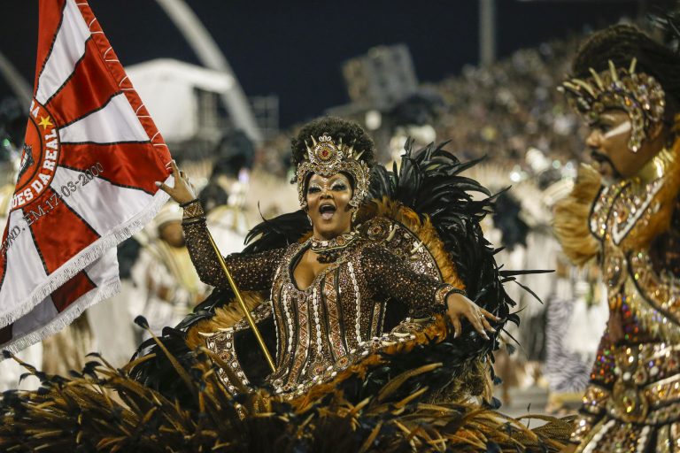 Primeira noite de desfiles de Carnaval em SP tem Dragões da Real, Mancha Verde, Rosas e mais; confira ordem das escolas na avenida 