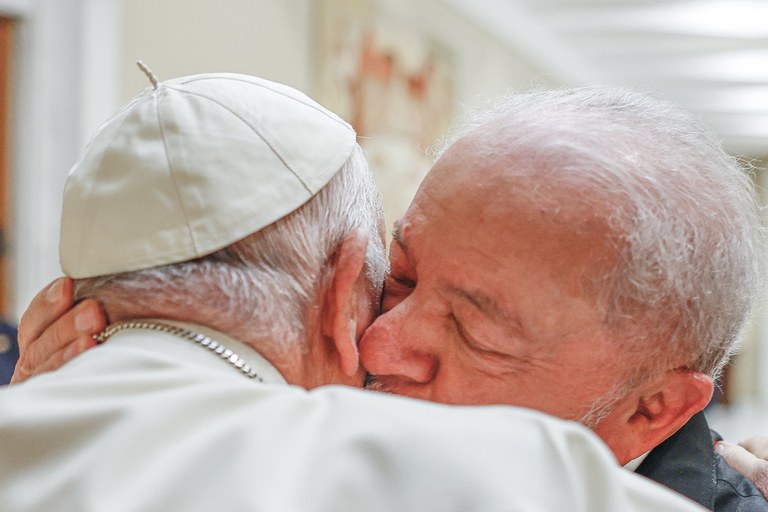 Lula marca missa pela saúde do Papa Francisco no Palácio do Alvorada 