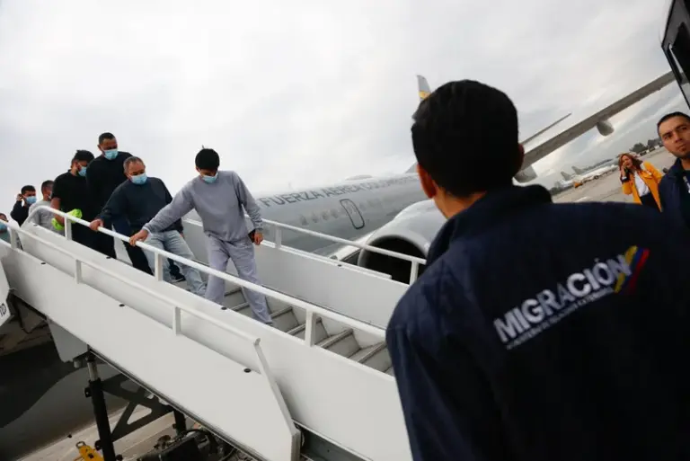 Após embate entre Trump e Petro, colombianos deportados pelos EUA chegam a Bogotá