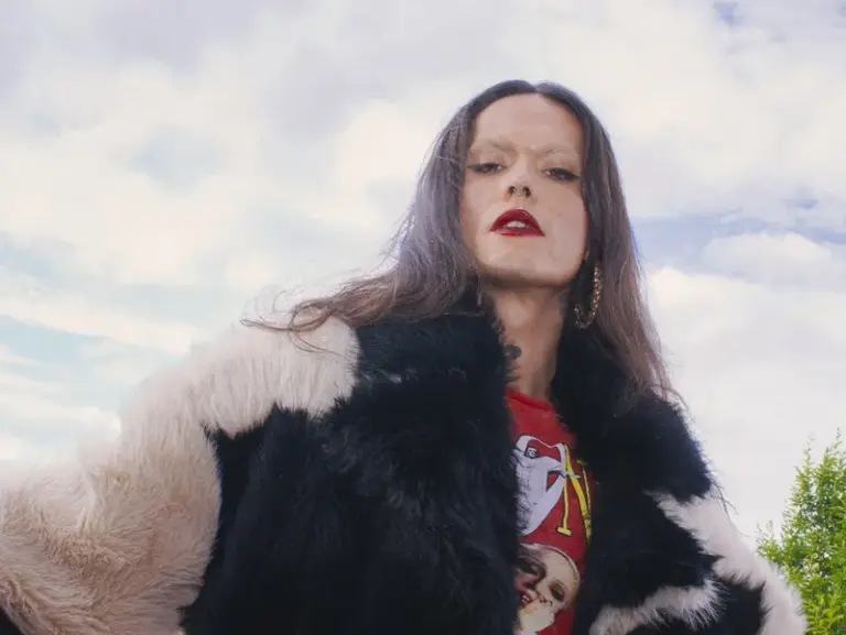 'Arte sempre foi o meu superpoder', afirma cantora Catto sobre combate à transfobia