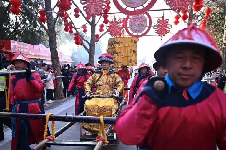 Centenas de milhares celebram o Ano da Serpente na Ásia; China registra recorde de viagens