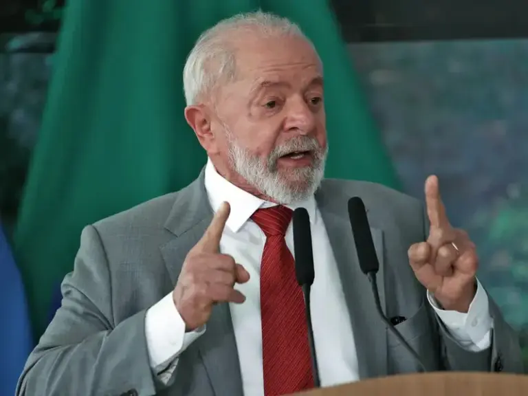 Isenção para quem ganha até R$ 5 mil será enviada ao Congresso na terça-feira (18), diz Lula