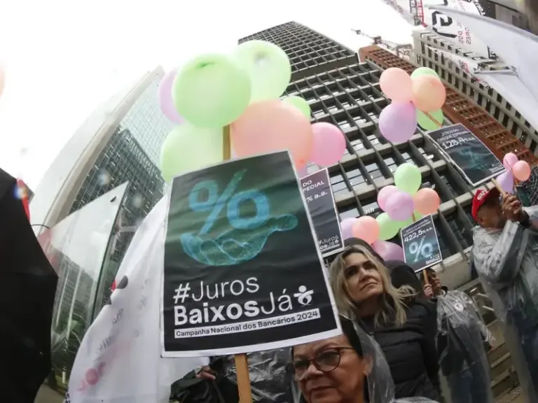 Mesmo com déficit zero, juros altos aumentam dívida e prejudicam o orçamento do país