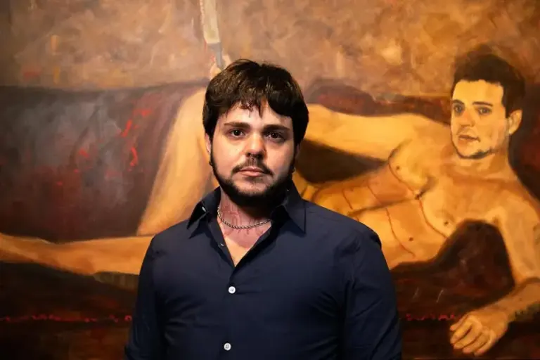 Vejo a tela como extensão do meu corpo, diz artista que registra transição de gênero na pintura