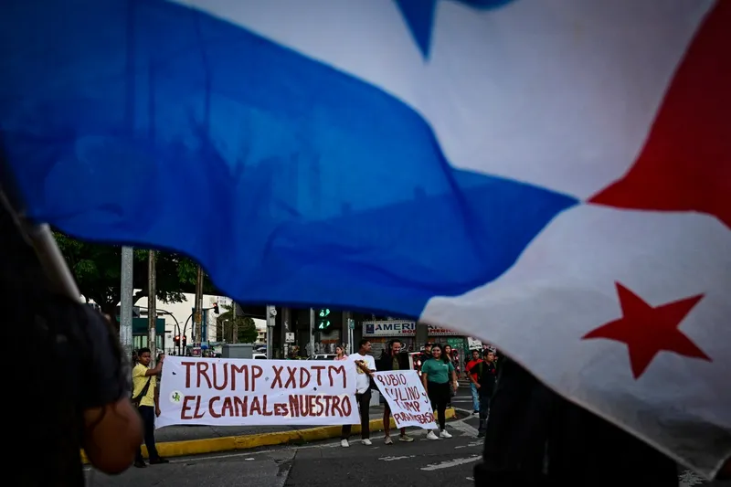 "O Panamá é livre e soberano!" defendiam os manifestantes contra a interferência de Trump no país