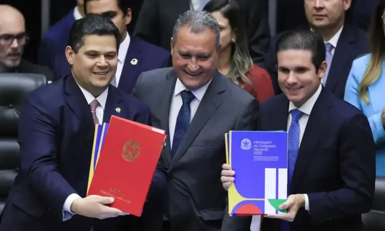 'Brasil está menos pobre e com mais renda', diz Lula ao Congresso