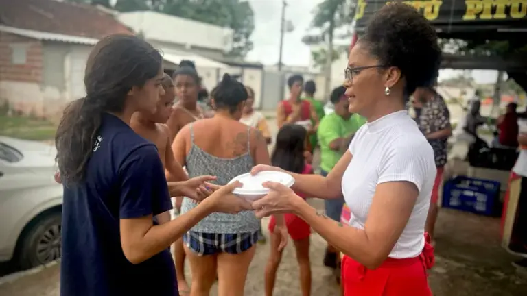 Movimento Sem Teto distribui marmitas para centenas de atingidos pelas chuvas no Recife