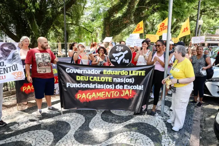 Funcionários de escolas estaduais do RS denunciam calote do governo Leite