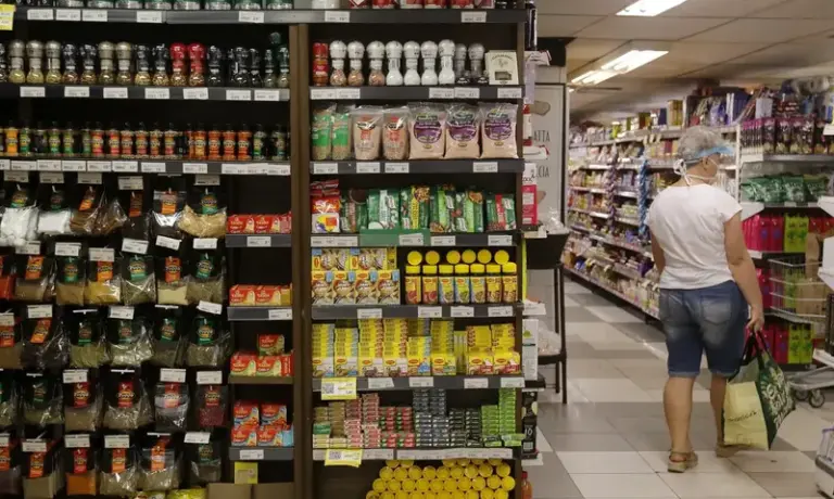 Após nove meses de alta, preço da comida cai e prévia mostra inflação menor em junho