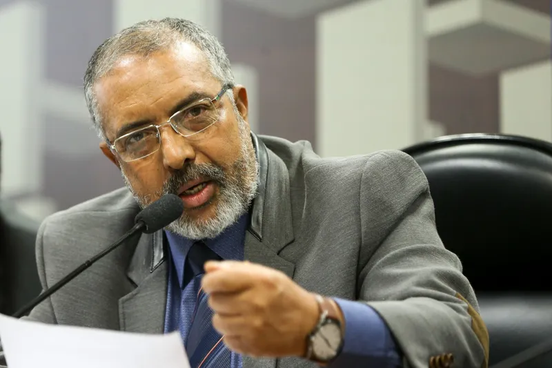 Senador Paulo Paim (PT-RS) é autor de PEC que quer reduzir jornada de trabalho e é relator da proposta de um novo Estatuto do Trabalho