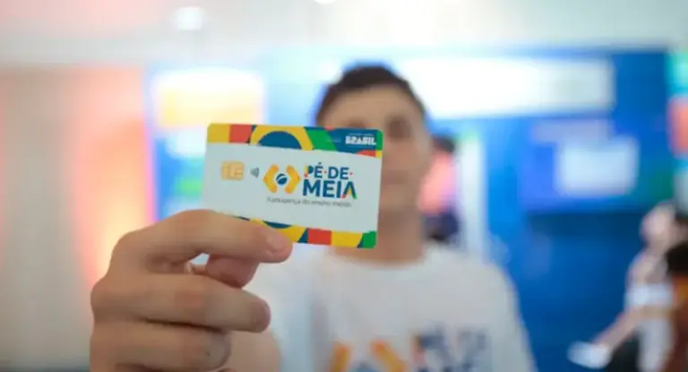 Liberação do Pé-de-Meia é 'essencial para ter jovem na escola e não no crime', diz especialista