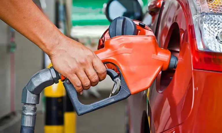 Governo põe mais etanol na gasolina e diesel para reduzir preço e importação