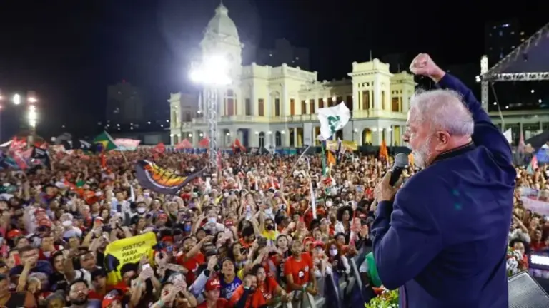 Defender o governo Lula para evitar o fascismo: voltar ao "espírito" de 2022