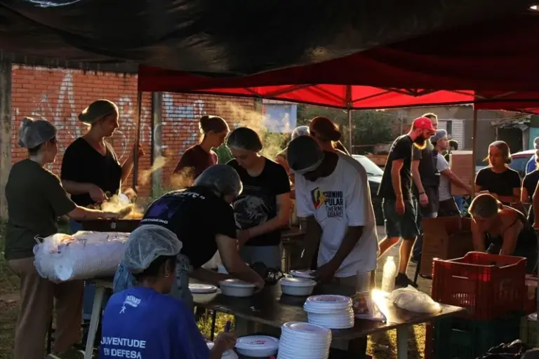 Cozinhas Solidárias: exemplo de resistência frente ao fracasso do neoliberalismo