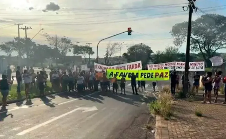Moradores de Londrina protestam contra a morte de dois jovens pela Polícia Militar