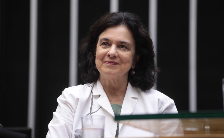 Durante a pandemia de covid-19 no Brasil, Nísia, corajosamente, conduziu a Fiocruz como um importante agente de promoção de saúde e informação no país