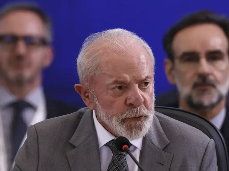 Lula diz que governo tomará medidas para defender empresas nacionais após 'tarifaço' de Trump