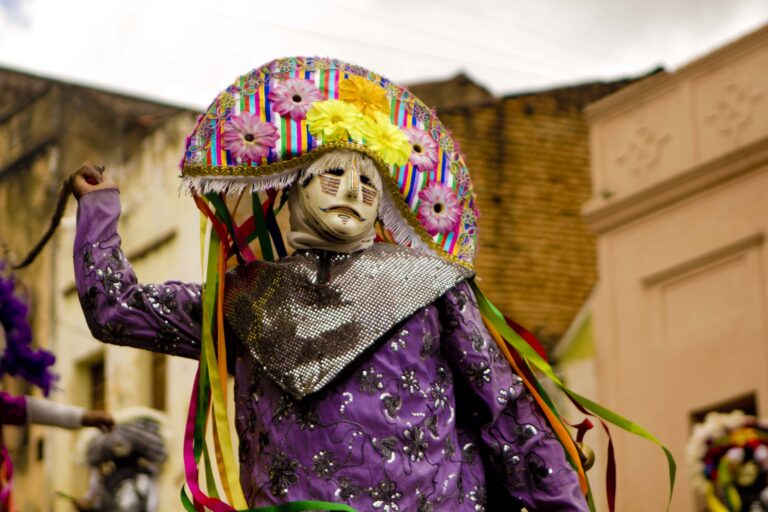 Papangus e Caretas: cultura popular são centrais para o Carnaval do interior de Pernambuco