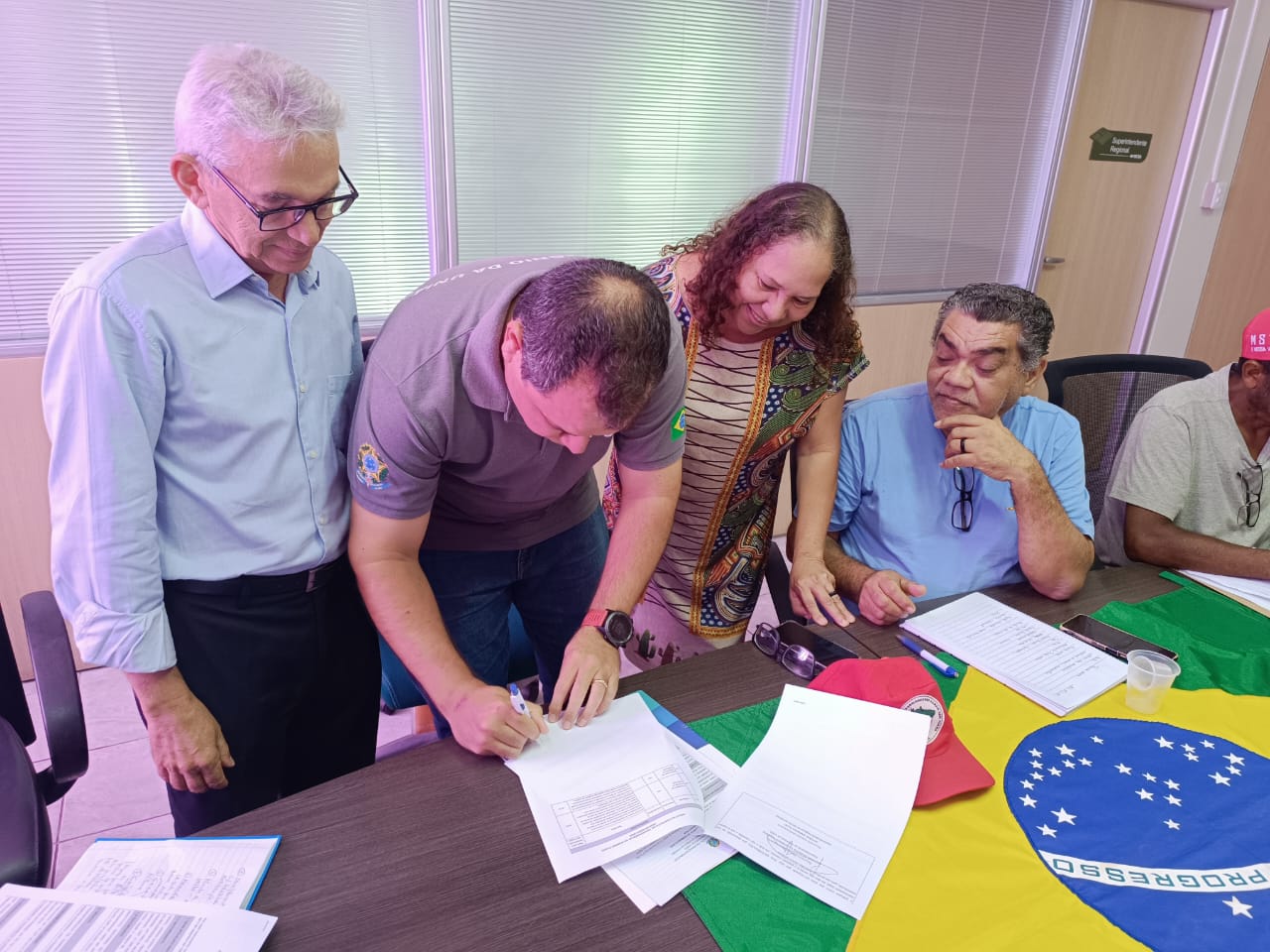 Assinatura de conquista do assentamento - Foto: MST na Paraíba