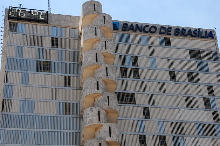 BRB amplia concessão de crédito para diretores do banco, aponta estudo do Dieese