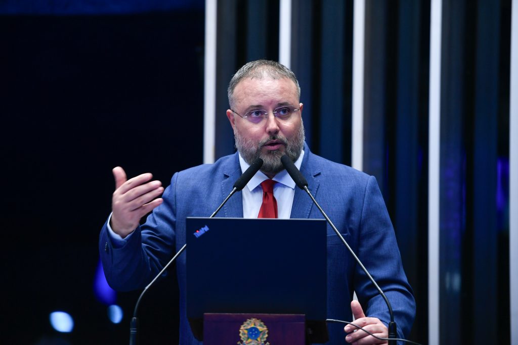 Daniel Cara discursa no Senado