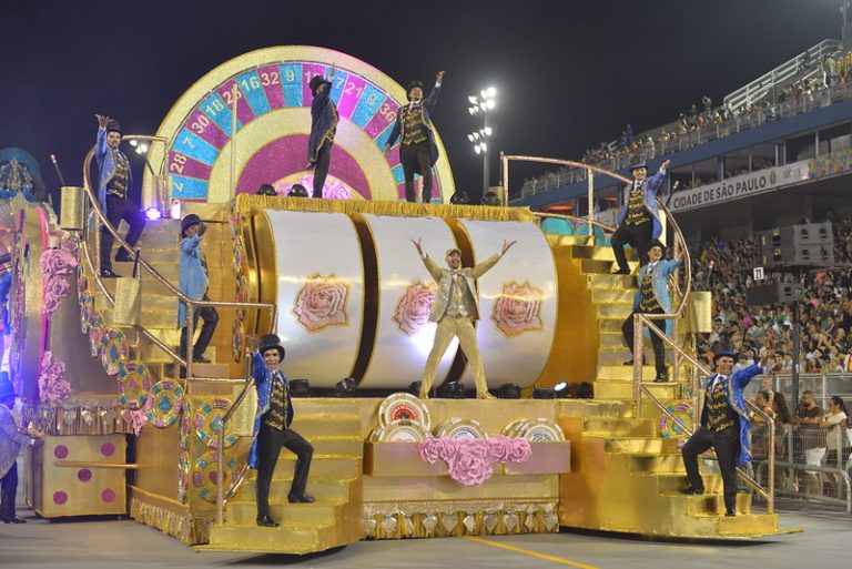 Rosas de Ouro vence Carnaval de São Paulo com enredo sobre jogos