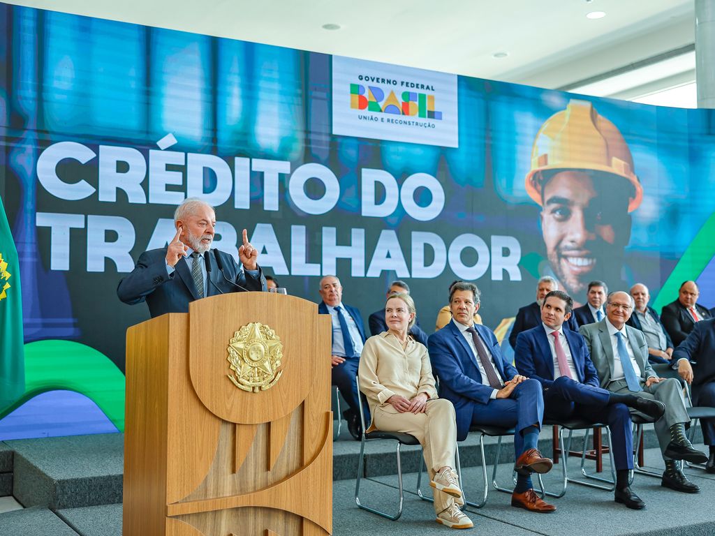 o presidente lula em destaque em um púlpito