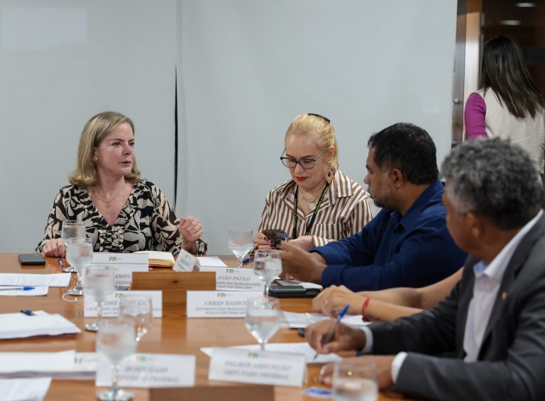 Dirigentes do MST se reúnem com Gleisi Hoffmann em Brasília