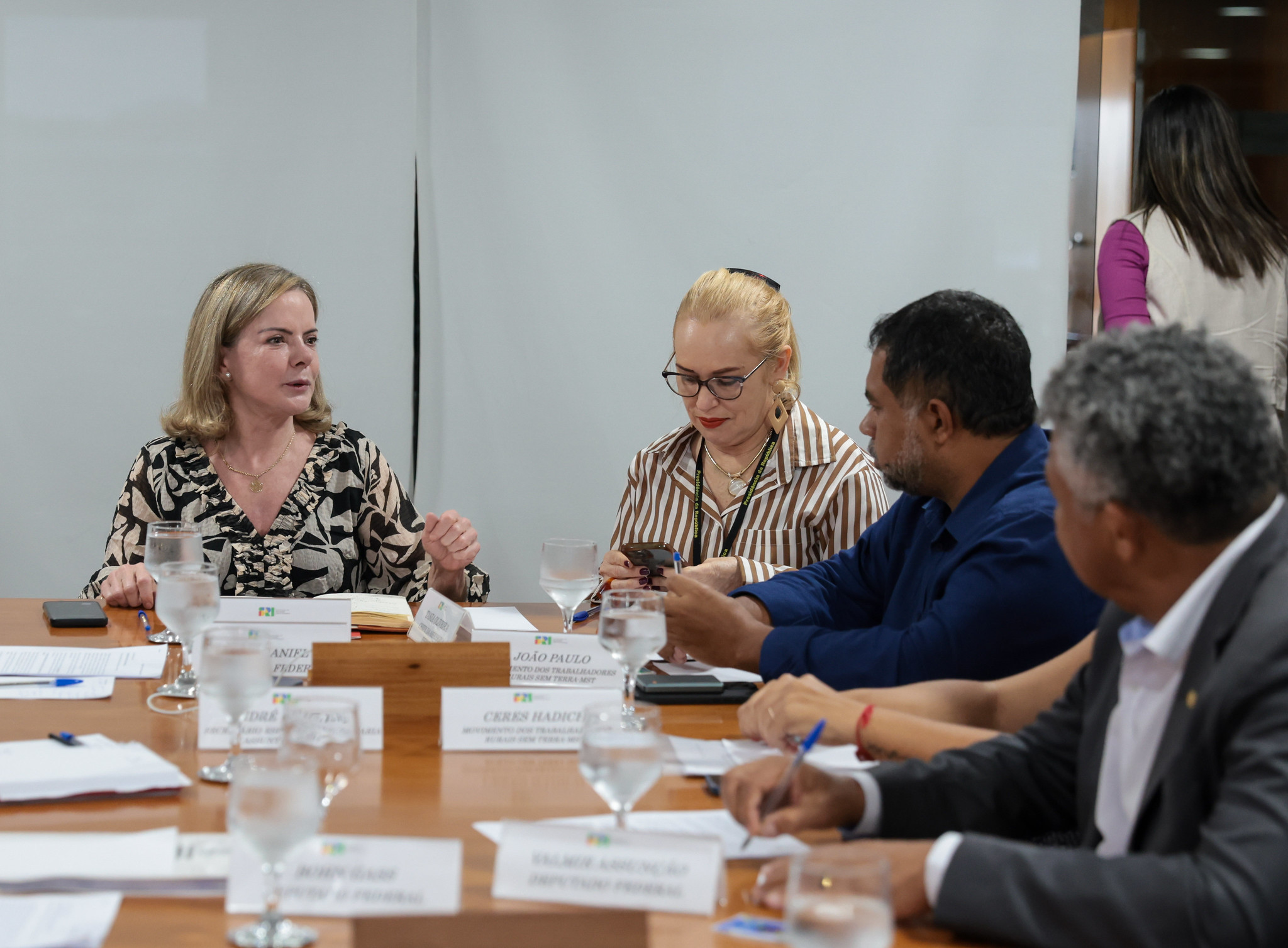 Ministra Gleisi Hoffmann recebeu João Paulo Rodrigues e Ceres Hadich, do MST, e deputados do Núcleo Agrário do PT