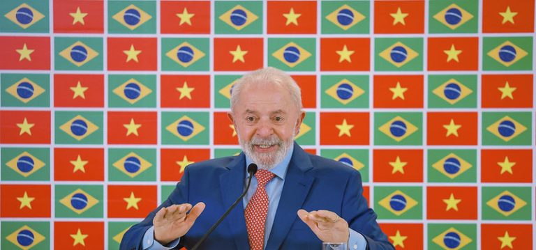 No Vietnã, Lula comenta pedidos por anistia: 'Bolsonaro não está querendo nem se defender'