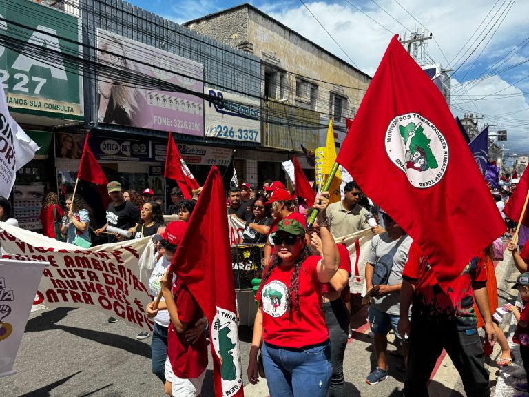 Milhares de mulheres ganham as ruas no Centro de Fortaleza em ato político-cultural neste 8M