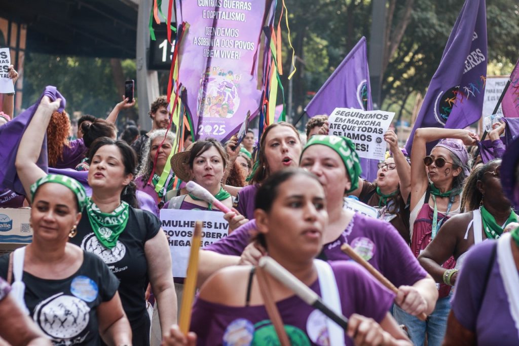 Mulheres marcham na avenida Paulista, em São Paulo (SP), no ato do 8 de março