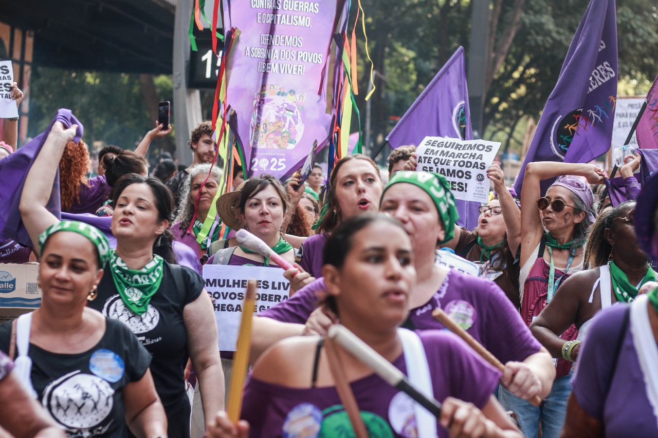 Mulheres marcham na avenida Paulista, em São Paulo (SP), no ato do 8 de março