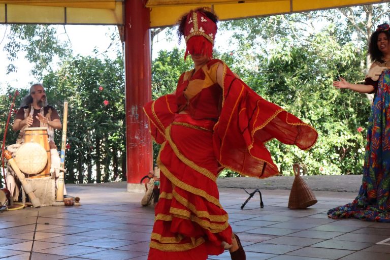 Espetáculo infantil resgata cultura afro-indígena em apresentações gratuitas em Porto Alegre