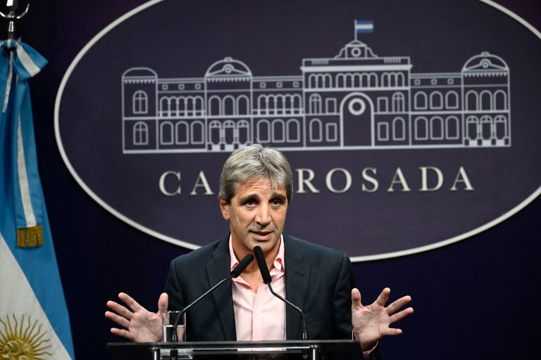 Argentina: governo Milei admite falta de dólares no BC e enfrenta pressão de nova greve geral