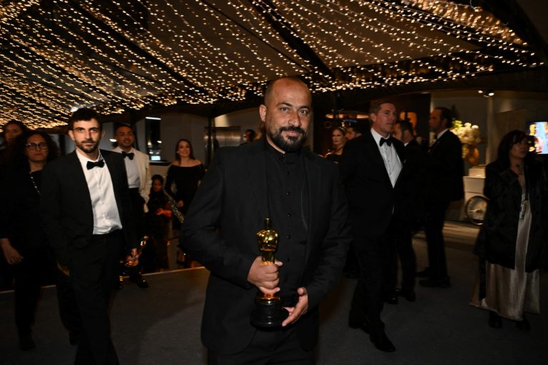 Colonos judeus lincham, e polícia israelense prende codiretor de documentário vencedor do Oscar