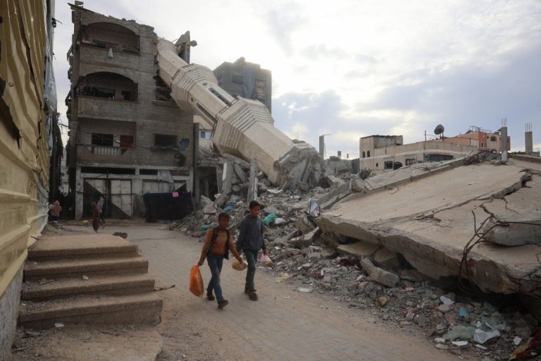 Palestinos em Gaza devem ter ‘liberdade para ir embora’, diz Netanyahu; Hamas acusa Israel de sabotar trégua
