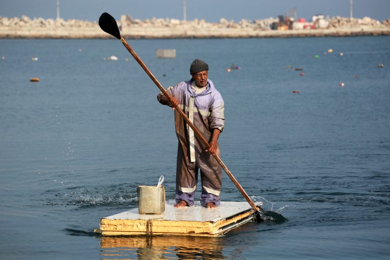 Palestinos improvisam portas de geladeiras como barcos para pescar em Gaza
