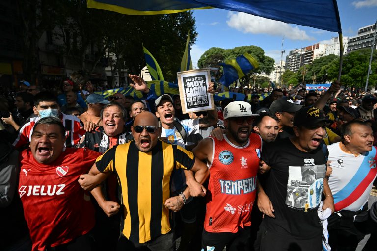 Futebol político: entenda por que torcidas organizadas participam de protestos na Argentina