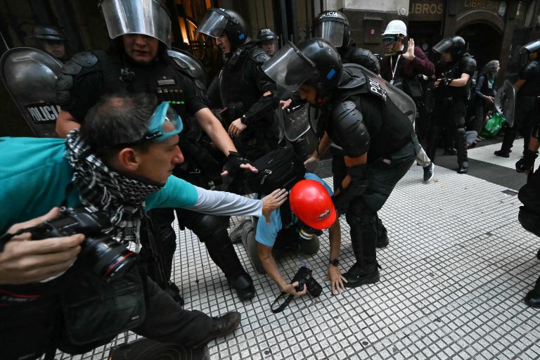 Aposentados voltam às ruas nesta quarta (19) em marcha contra cortes de Milei na Argentina