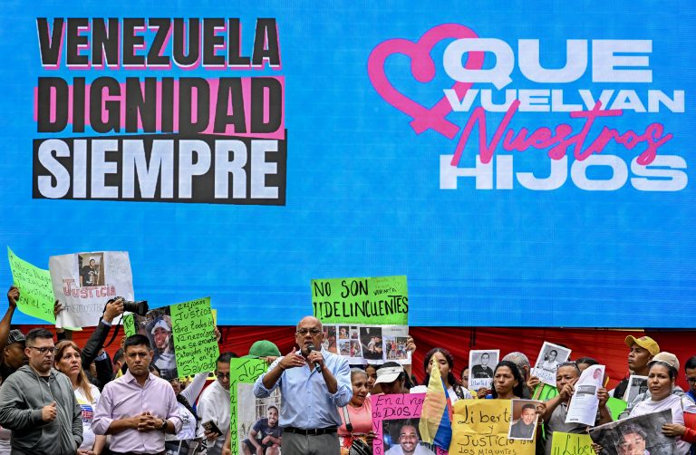 Trump defies courts and deports 250 Venezuelan migrants to El Salvador