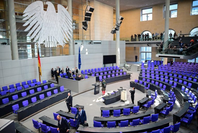 Alemanha abre caminho para gastar um trilhão de euros em armas na próxima década