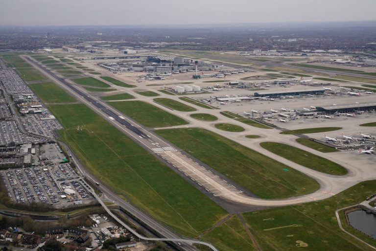 Após incêndio e apagão, principal aeroporto da Europa volta a funcionar em Londres
