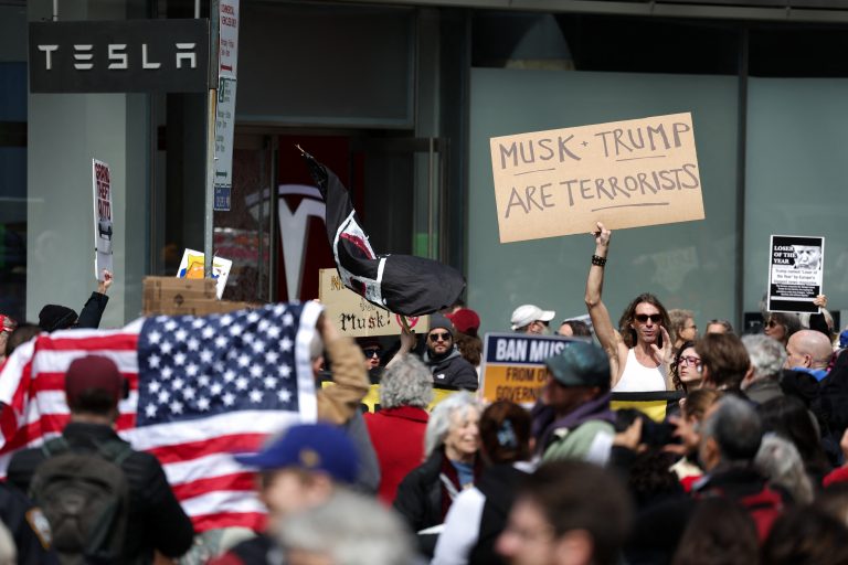 Protestos 'anti-Musk' acontecem neste sábado (29) em frente a salas de exposição da Tesla